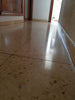 Suelo moteado del pasillo con reflejos de luz, fotografiado seco después de una limpieza con LS-3 Brill según la experiencia aportada.
