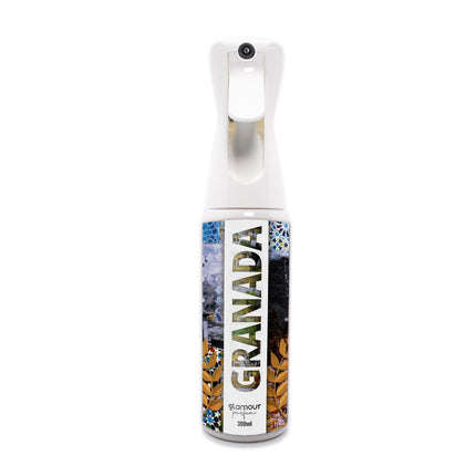 GLAMOUR PARFUM - Ambientador de Hogar Granada - 300 ml - Pulverizador con Aroma Floral y Amaderado - Ambientador Textil en Spray - para Pulverizar en la Cama o en Cortinas - Reutilizable