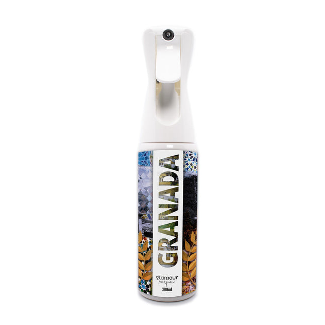 GLAMOUR PARFUM - Ambientador de Hogar Granada - 300 ml - Pulverizador con Aroma Floral y Amaderado - Ambientador Textil en Spray - para Pulverizar en la Cama o en Cortinas - Reutilizable